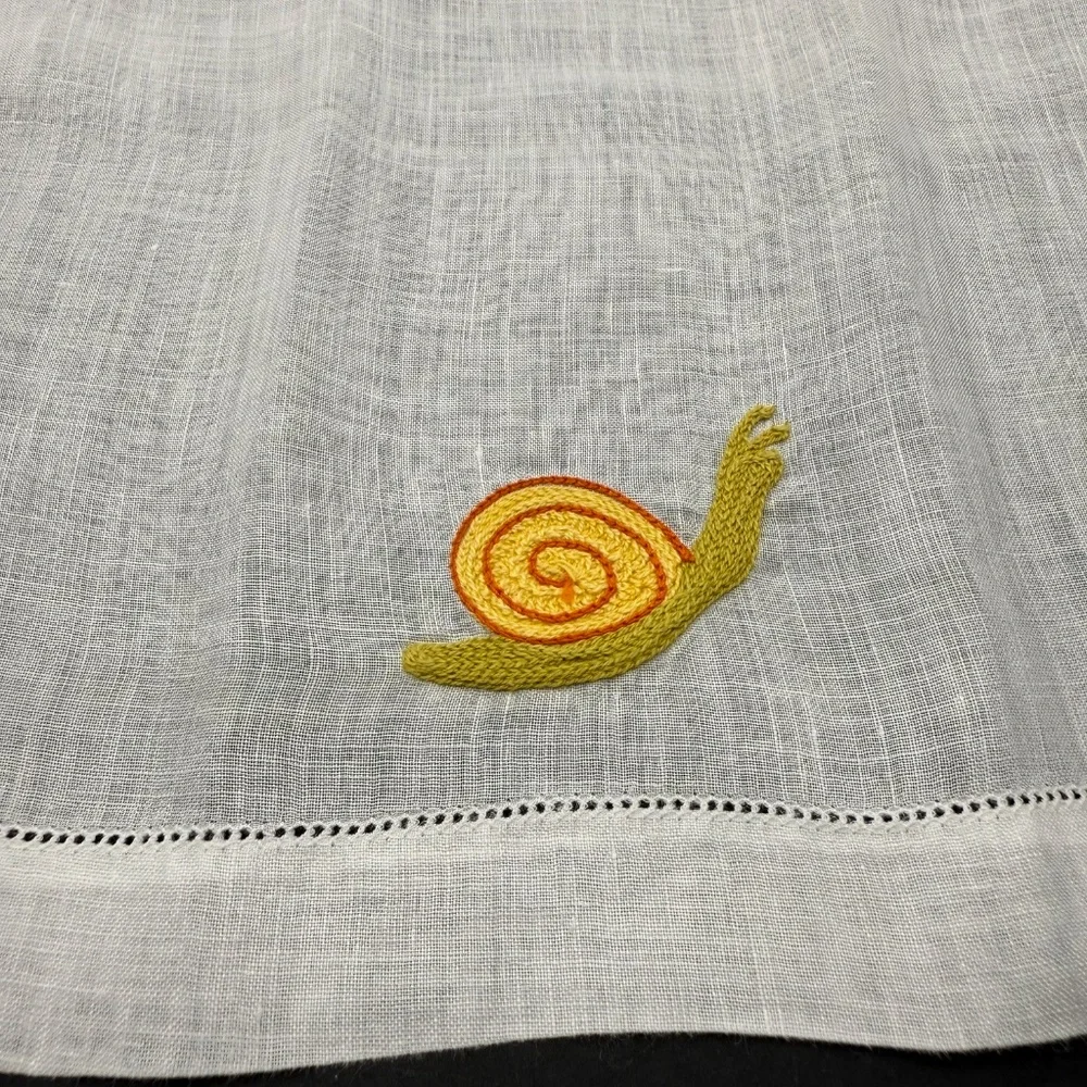 Vintage, 2 Unused White Madeira Linen Embroidered Snails Finger Tip Guest Towels